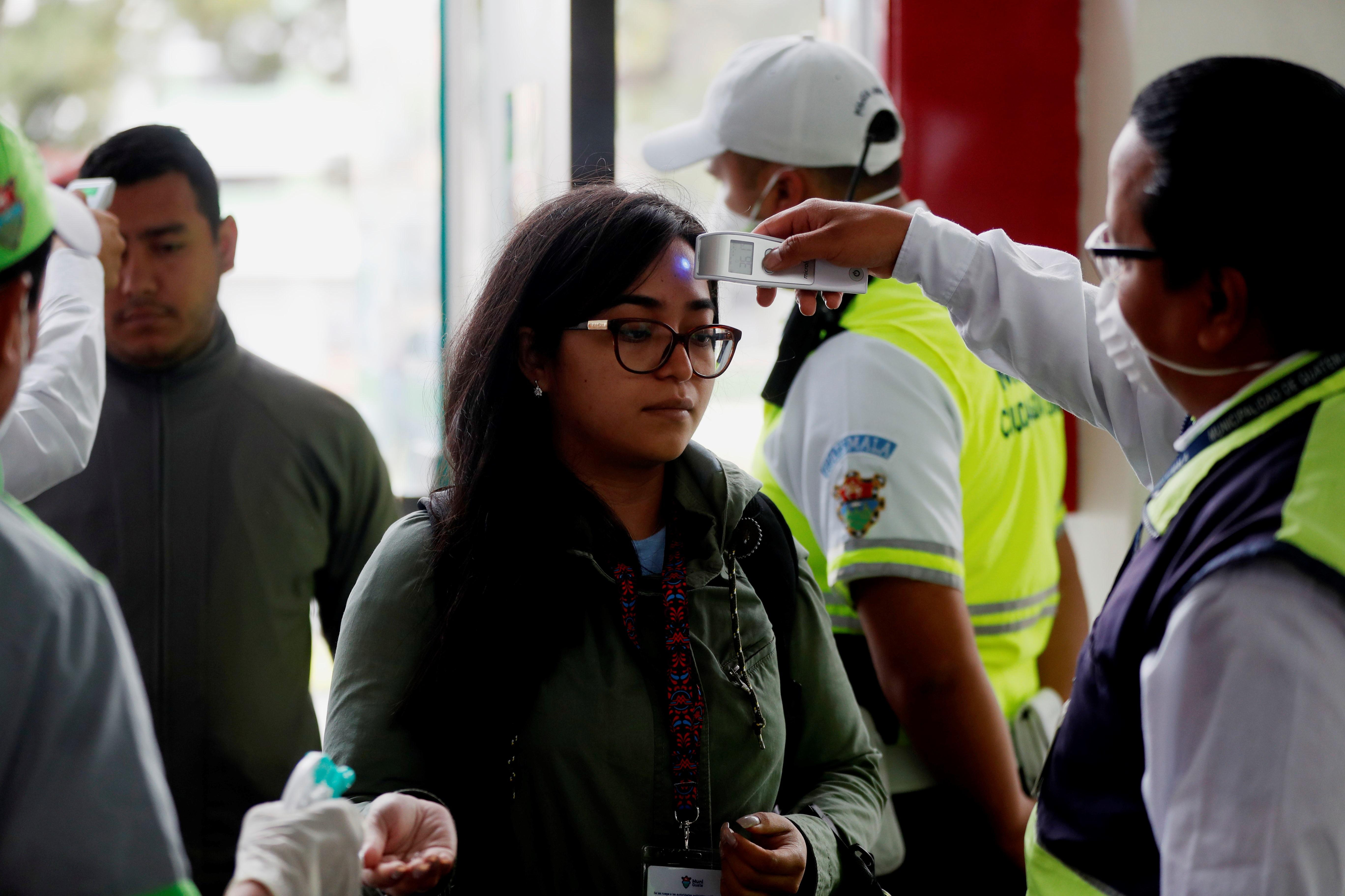 GU1001. CIUDAD DE GUATEMALA (GUATEMALA), 16/03/2020.- Trabajadores de la Municipalidad de Guatemala son evaluados con termómetros y se les coloca gel antibacterial en las manos como medidas de prevención por el coronavirus, este lunes en Ciudad de Guatemala (Guatemala). El presidente de Guatemala Alejandro Giammattei informó que los casos de enfermos por el Covid-19 ha subido a 6 después de que reportara la primera persona fallecida este domingo. EFE/Esteban Biba