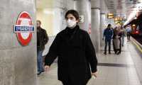 London (United Kingdom), 17/03/2020.- A commuter wears a face masks at an Underground Station in London, Britain, 17 March 2020. British Prime Minister Johnson has called upon the British public to avoid all social contact with others and to stop non-essential travel to mitigate the spread of the coronavirus Covid-19 pandemic, reports state. (Reino Unido, Londres) EFE/EPA/ANDY RAIN