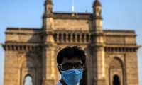 Mumbai (India), 18/03/2020.- Tourist uses face mask at a deserted Gateway of India, the most famous tourist spot in Mumbai, India, 18 March 2020. According to news reports, all type of educational institutes have been shut down till 31 March in Mumbai and gyms, cinema halls, swimming pools are also closed in the state of Maharashtra, as a precautionary measure for Coronavirus COVID19. (Cine) EFE/EPA/DIVYAKANT SOLANKI