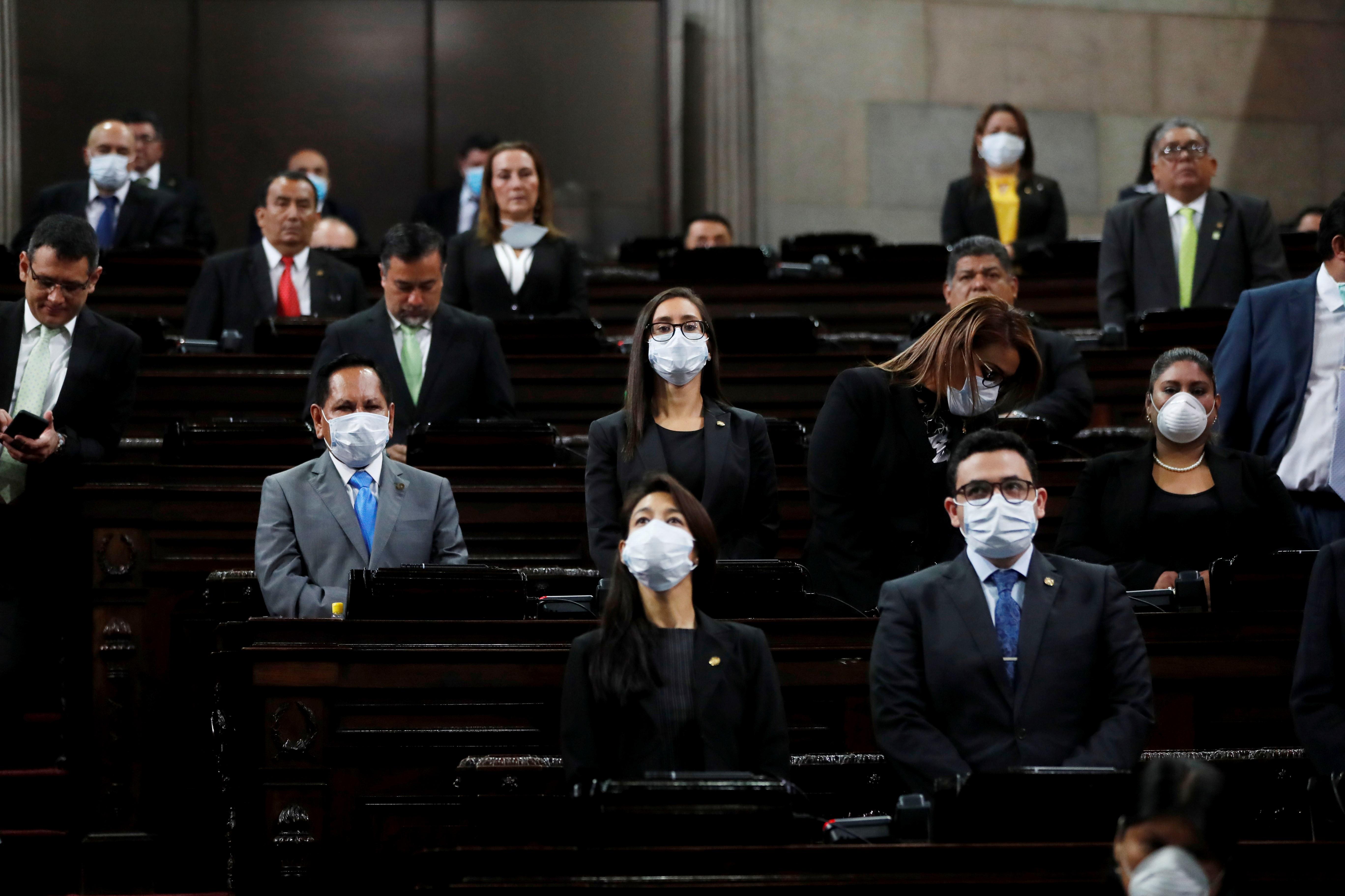 Diputados usan mascarillas durante las sesiones en el Congreso. (Foto Prensa Libre: EFE)