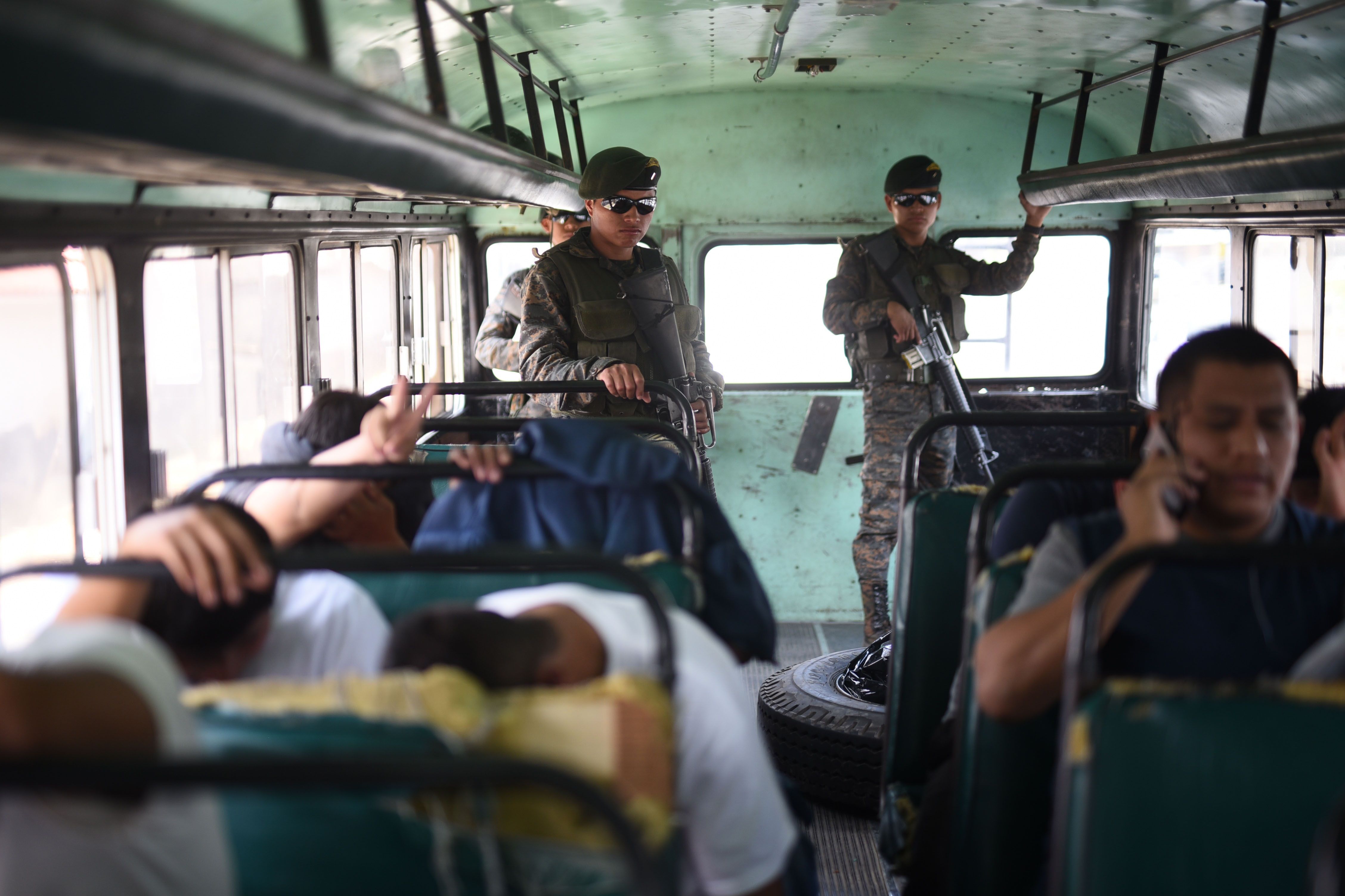 Deportados son trasladados en buses del Ejército hacia sus lugares de origen. (Foto Prensa Libre: EFE)