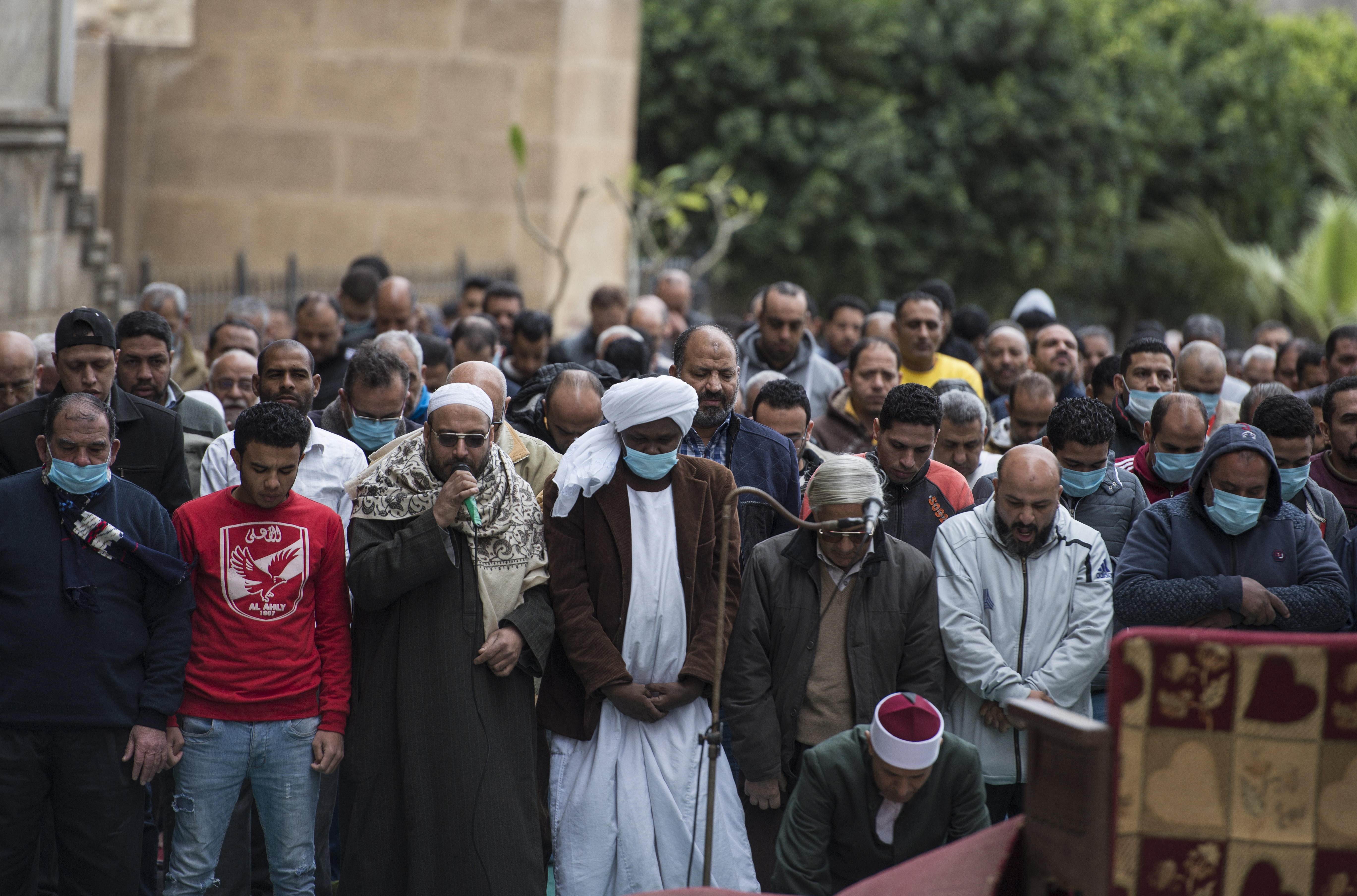 Miles de personas alrededor del mundo están contagiadas con el covid-19. (Foto Prensa Libre: EFE)