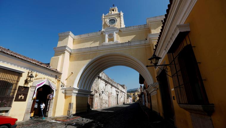Calle del Arco, uno de los sitios más visitados por turistas en Antigua Guatemala. (Foto Prensa Libre: EFE)