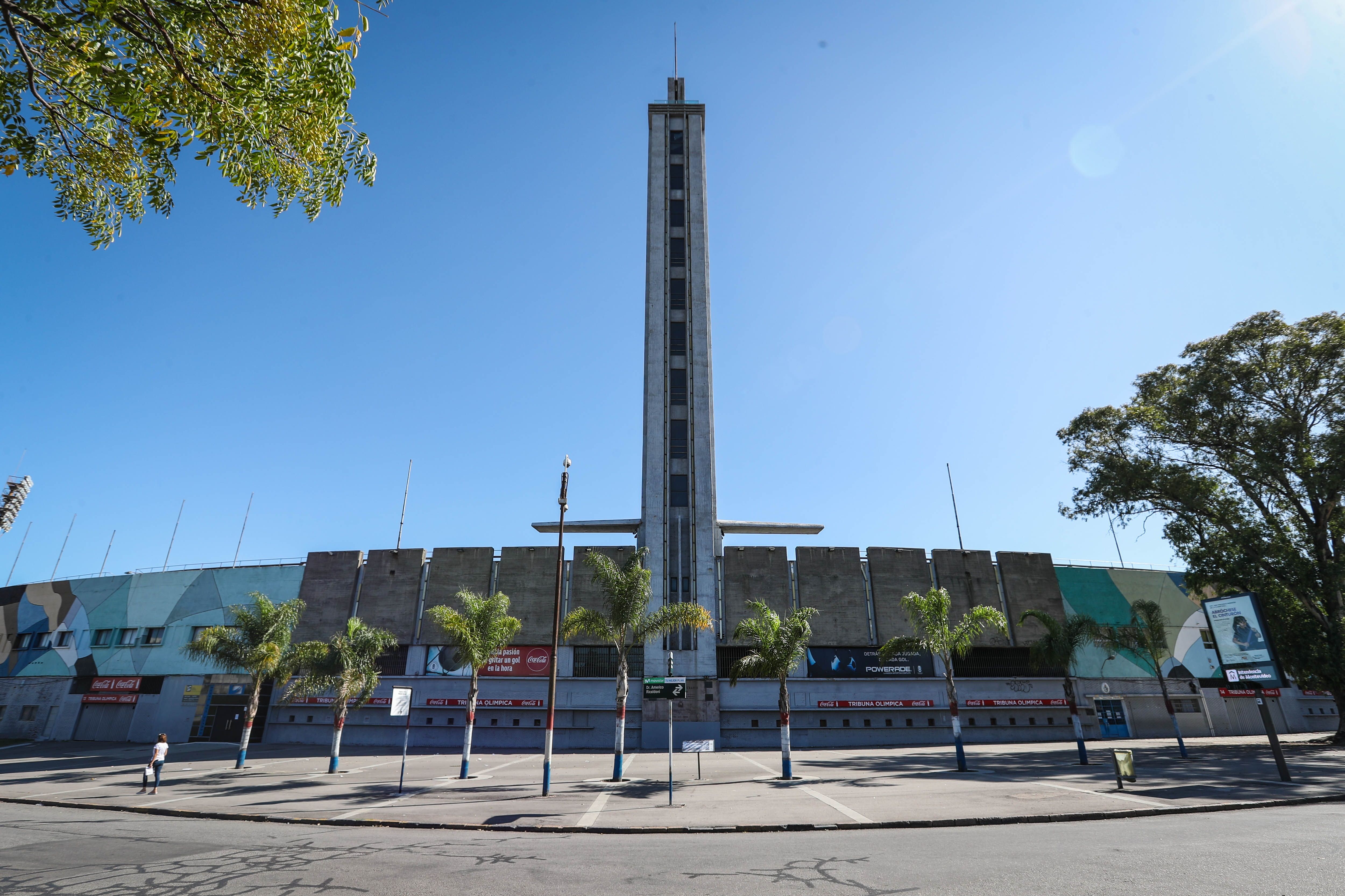 Vista de los alrededores del estadio Centenario tras la exhortación del gobierno uruguayo de que la población se aisle en sus hogares para evitar la propagación del coronavirus. (Foto Prensa Libre: EFE)