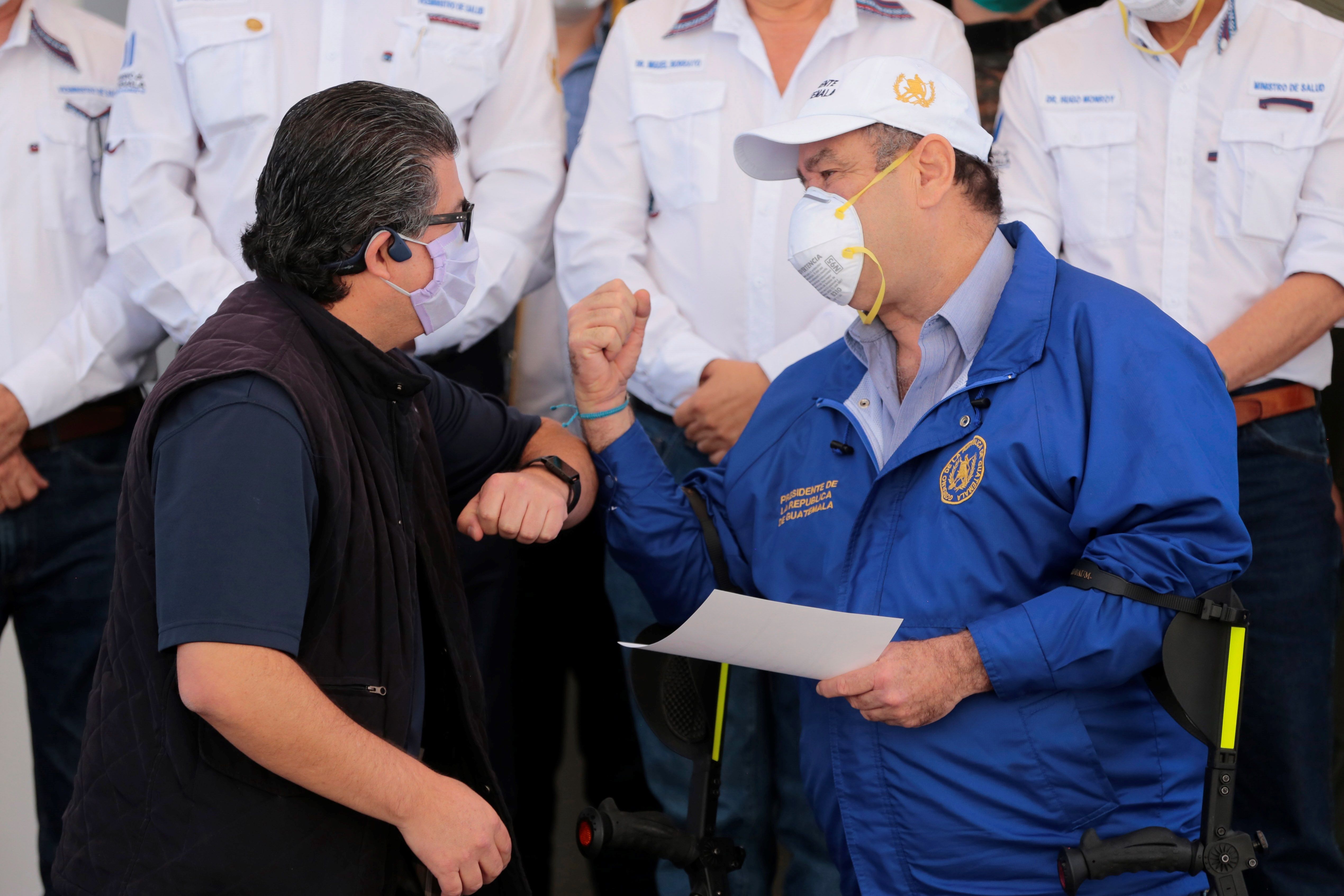 Alejandro Giammattei anunció este sábado un toque de queda que entrará en vigor a partir del 22 de marzo y por los siguientes ocho días. (Foto Prensa Libre: EFE)