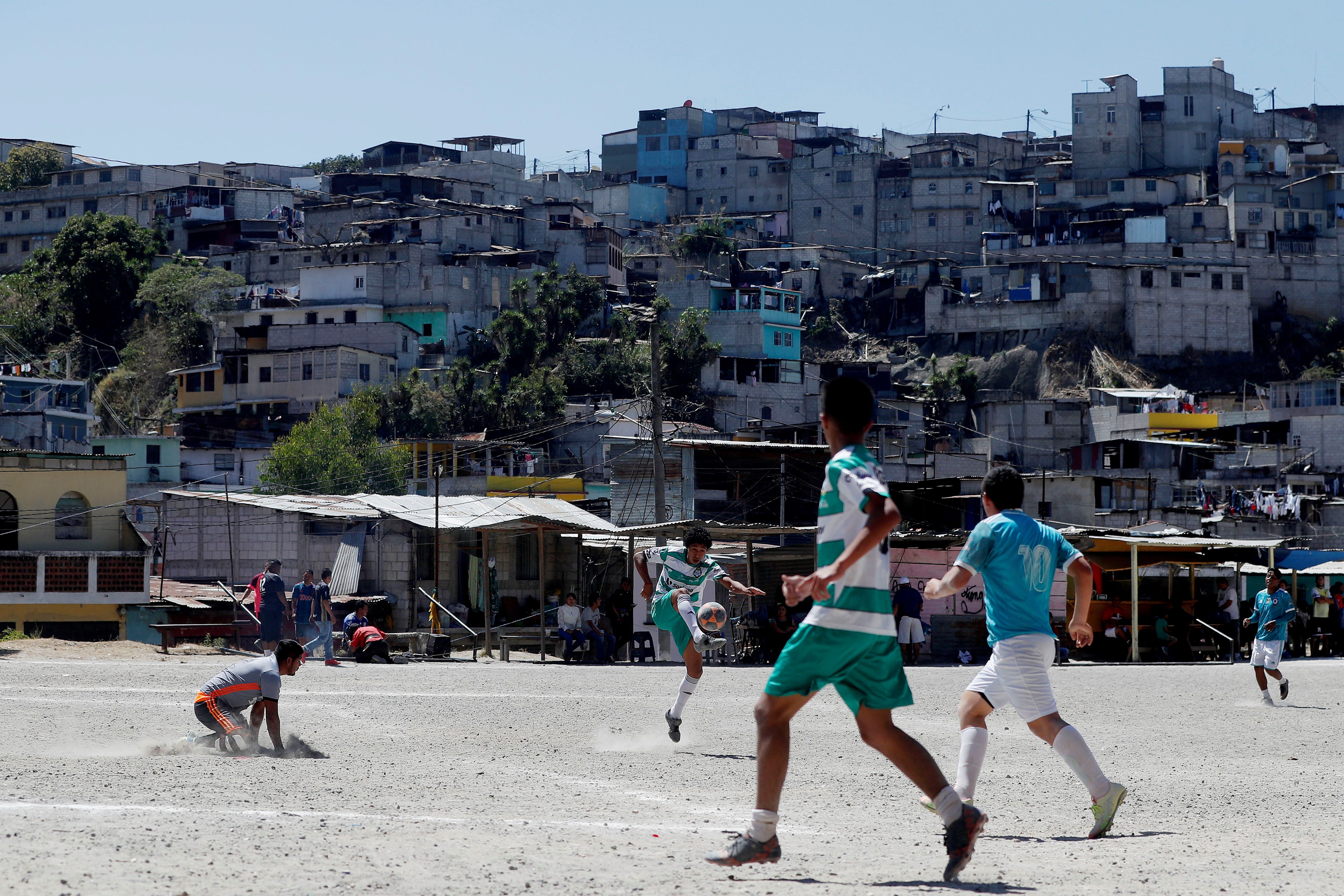 Es domingo, día de futbol en el Campo Maracaná. Día en familia para ver el mejor espectáculo por el que se espera toda la semana en un barrio contiguo al centro histórico de la Ciudad de Guatemala que tiene fama de ser una zona roja. (Foto Prensa Libre: EFE)