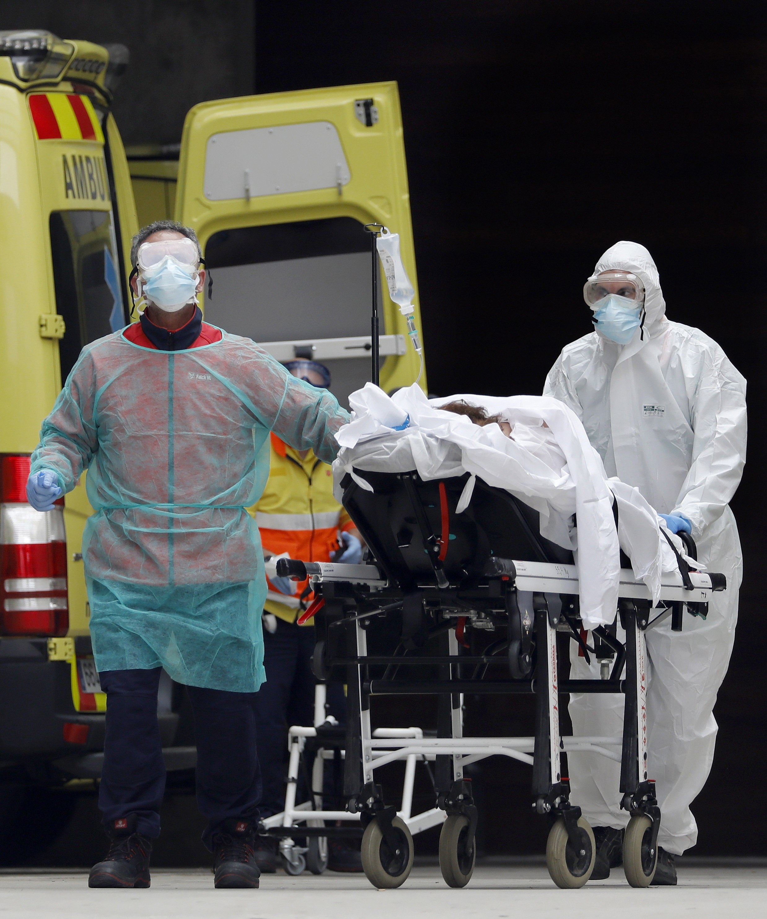 Personal sanitario de España lleva a una paciente de coronavirus. Los países del mundo se preparan para tomar medidas para evitar más casos. (Foto Prensa Libre: EFE)