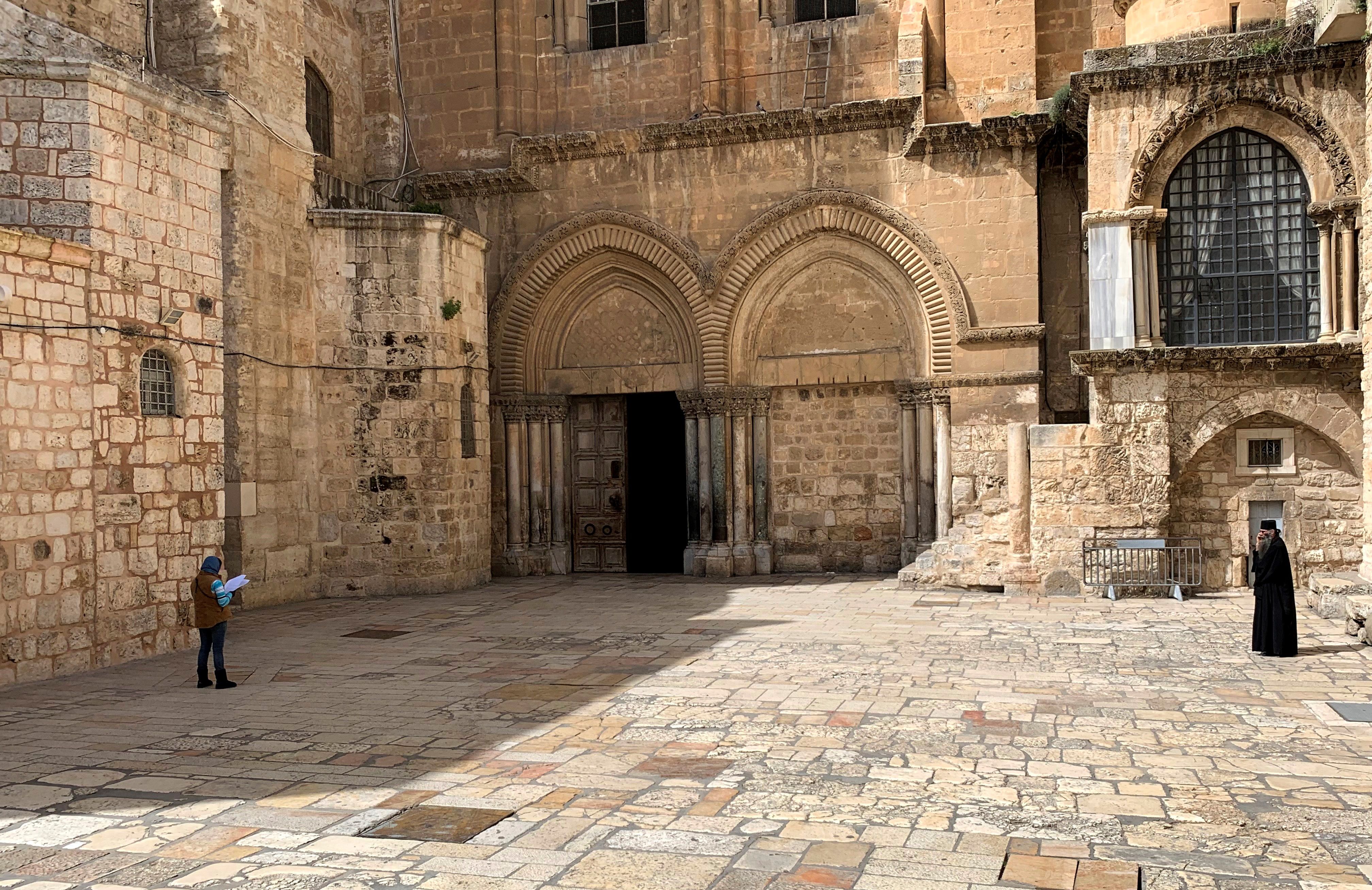 Vista de Basílica del Santo Sepulcro, en la Ciudad Vieja de Jerusalén, vacía producto de las medidas contra el coronavirus,. (Foto Prensa Libre: EFE)