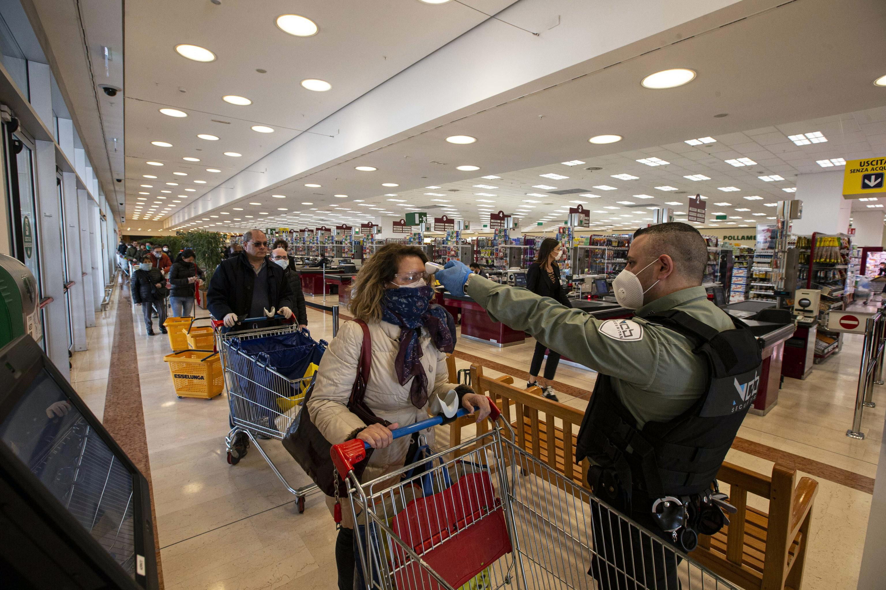 En Milán, Italia, los controles para hacer cosas tan cotidianas como las compras de alimentos, son coordinadas por la Policía. (Foto Prensa Libre: EFE)