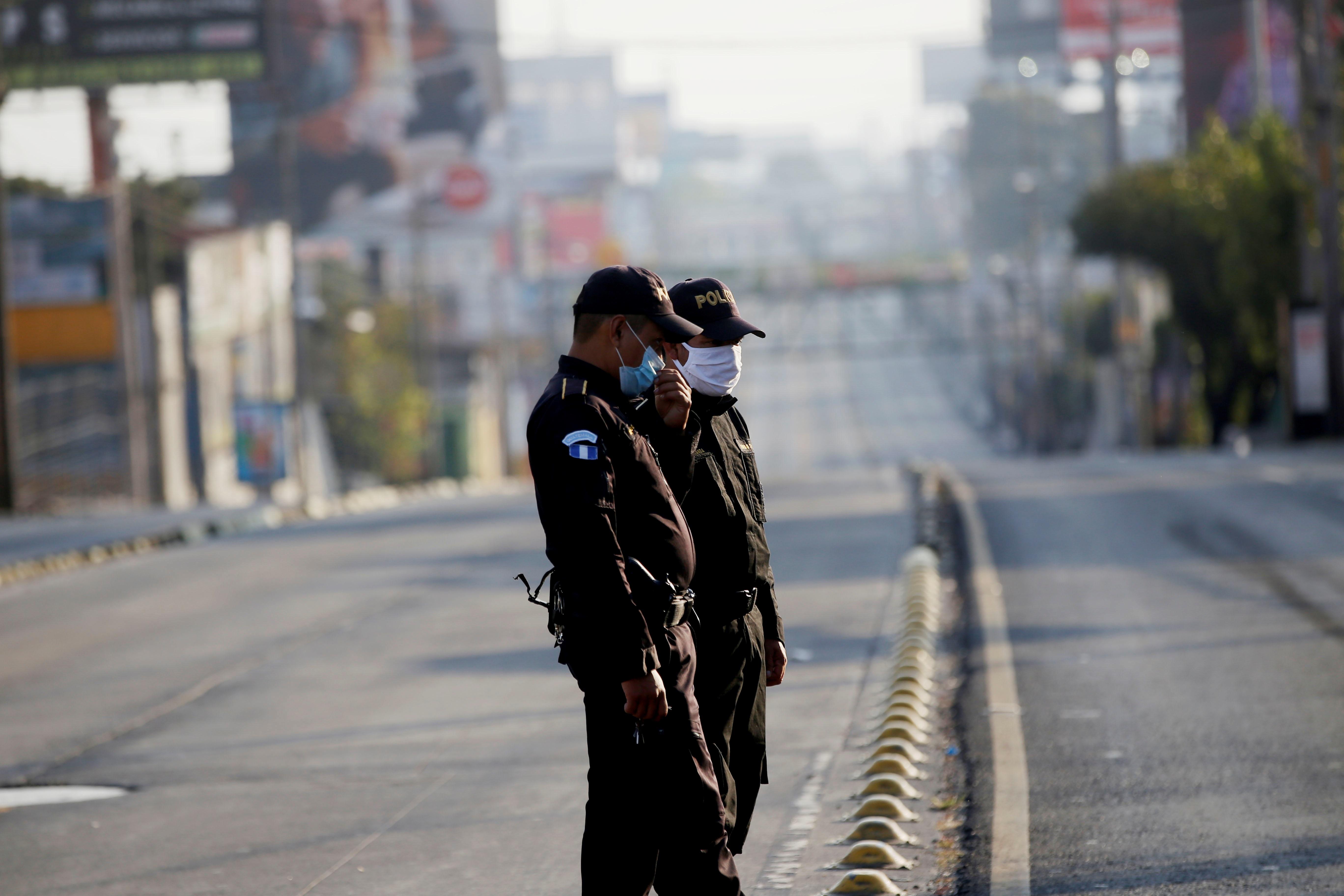 Policías vigilan las calles de la capital después de las 16 horas cuando nadien puede estar en las calles, a menor que tenga un permiso especial. (Foto Prensa Libre: EFE)