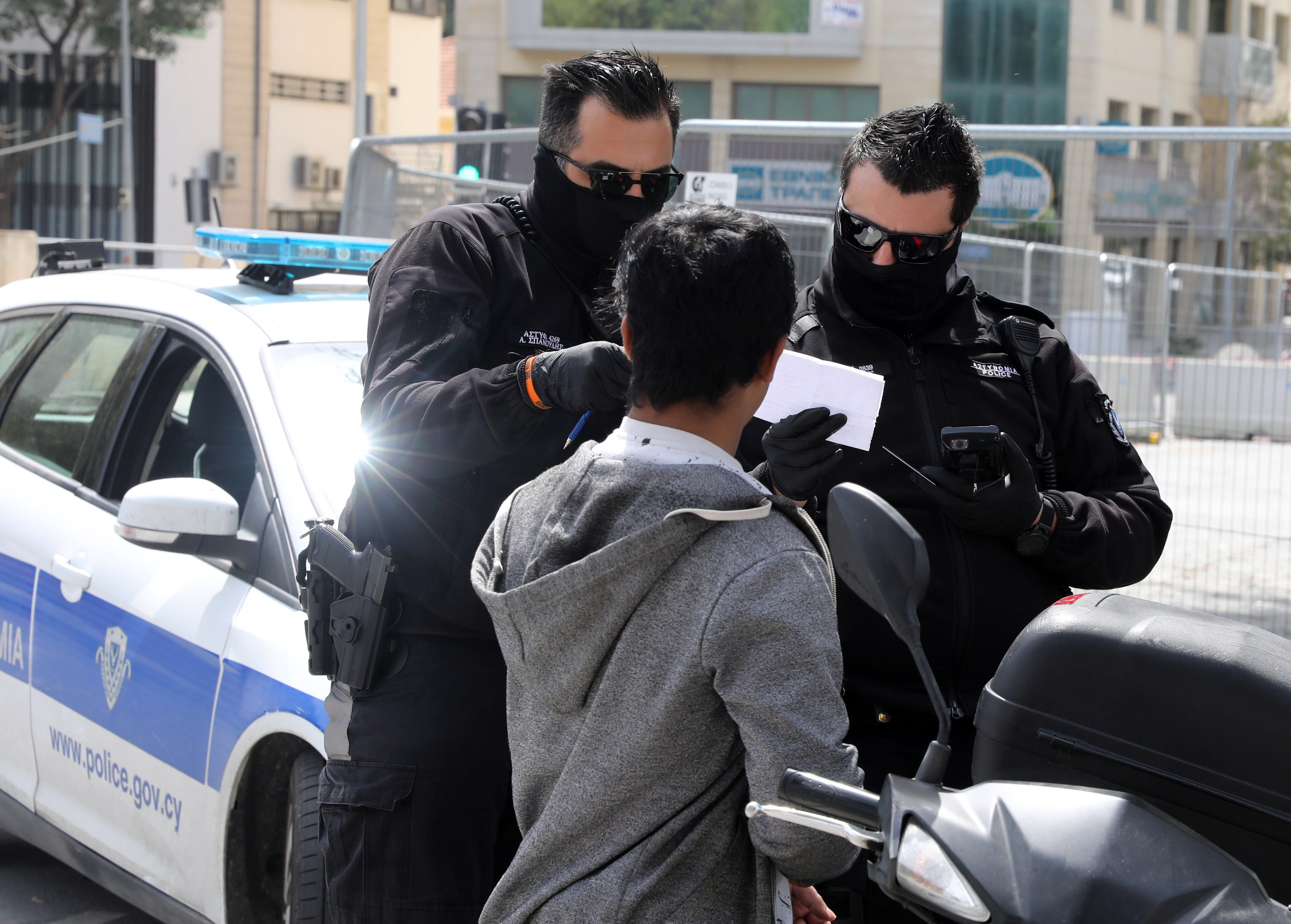 La policía vigila el control de las medidas de prevención en varios países por el covid-19. (Foto Prensa Libre: EFE)
