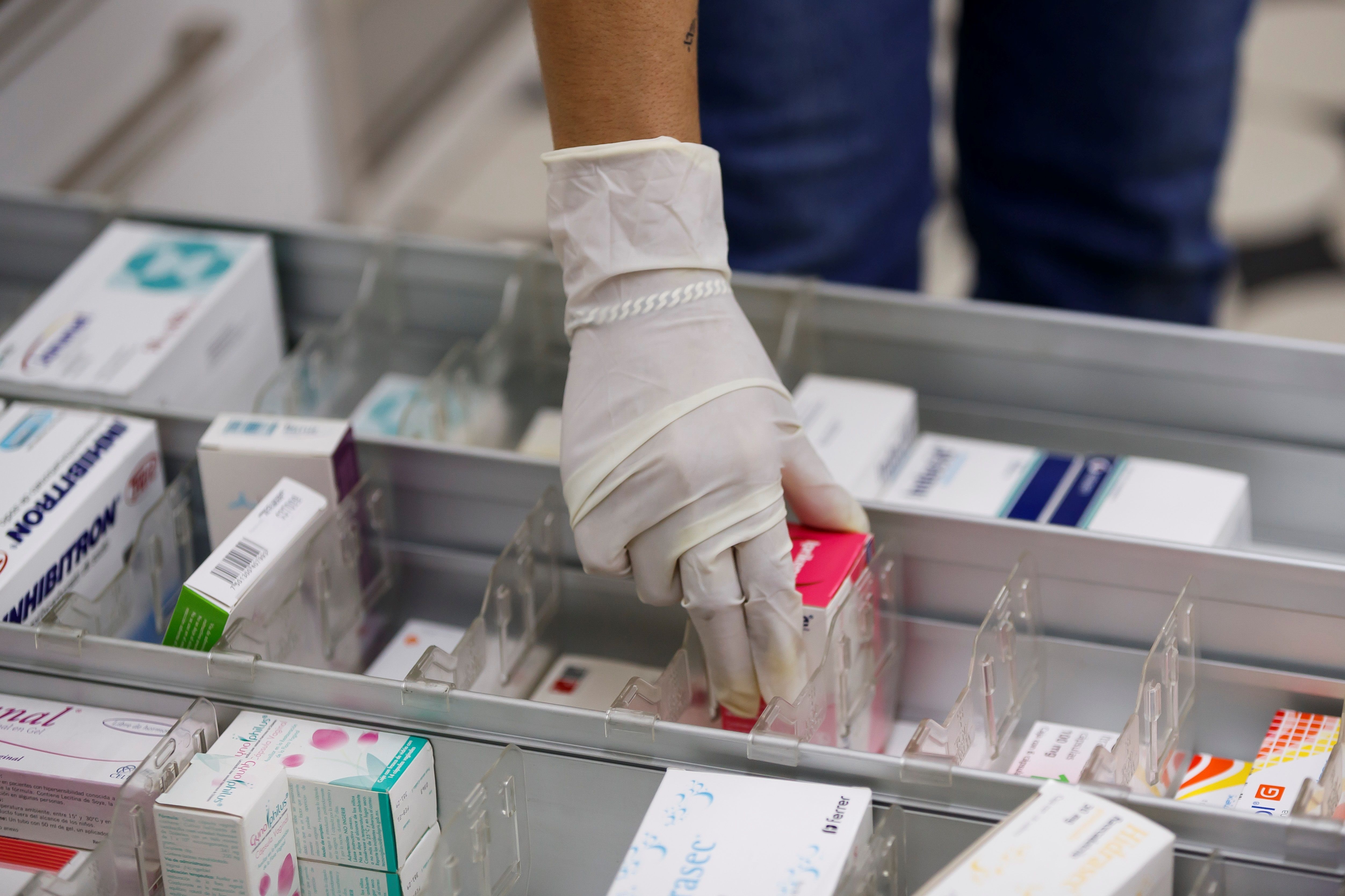 El Gobierno de Guatemala impuso precios tope a 44 medicamentos.  (Foto Prensa Libre: EFE)