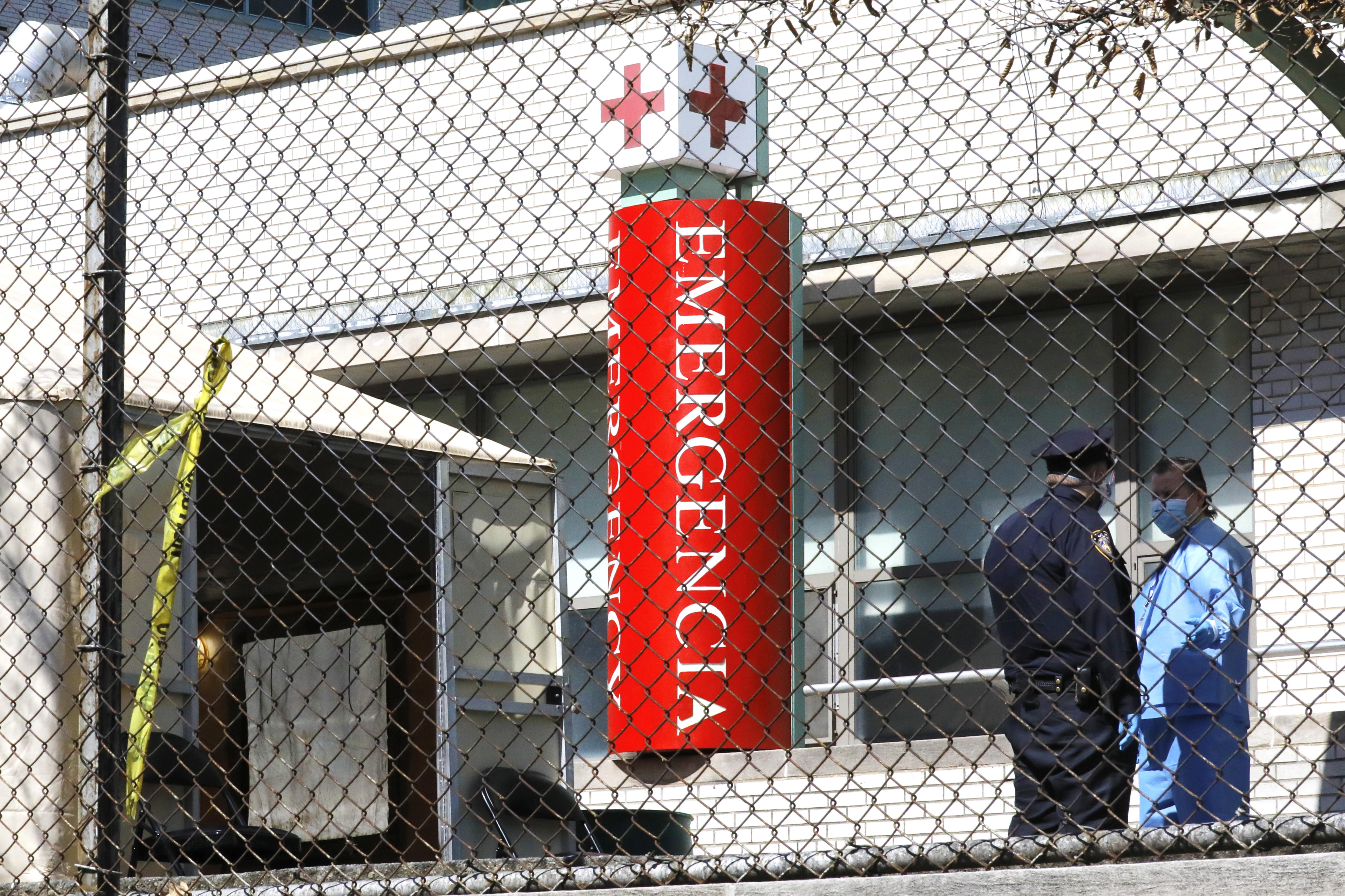 Una carpa temporal se erige fuera de la sala de emergencias en el Hospital Metropolitano de Nueva York, la ciudad que se convirtió en el epicentro del coronavirus en Estados Unidos. (Foto Prensa Libre: EFE)