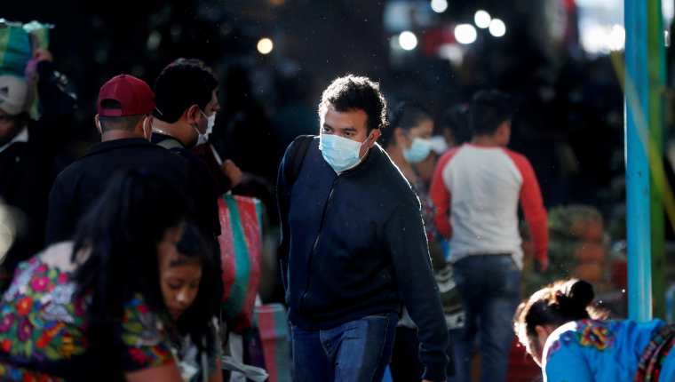 El presidente Alejandro Giammattei declaró estado de Calamidad para agilizar la atención a potenciales víctimas del covid-19. (Foto Prensa Libre: EFE)