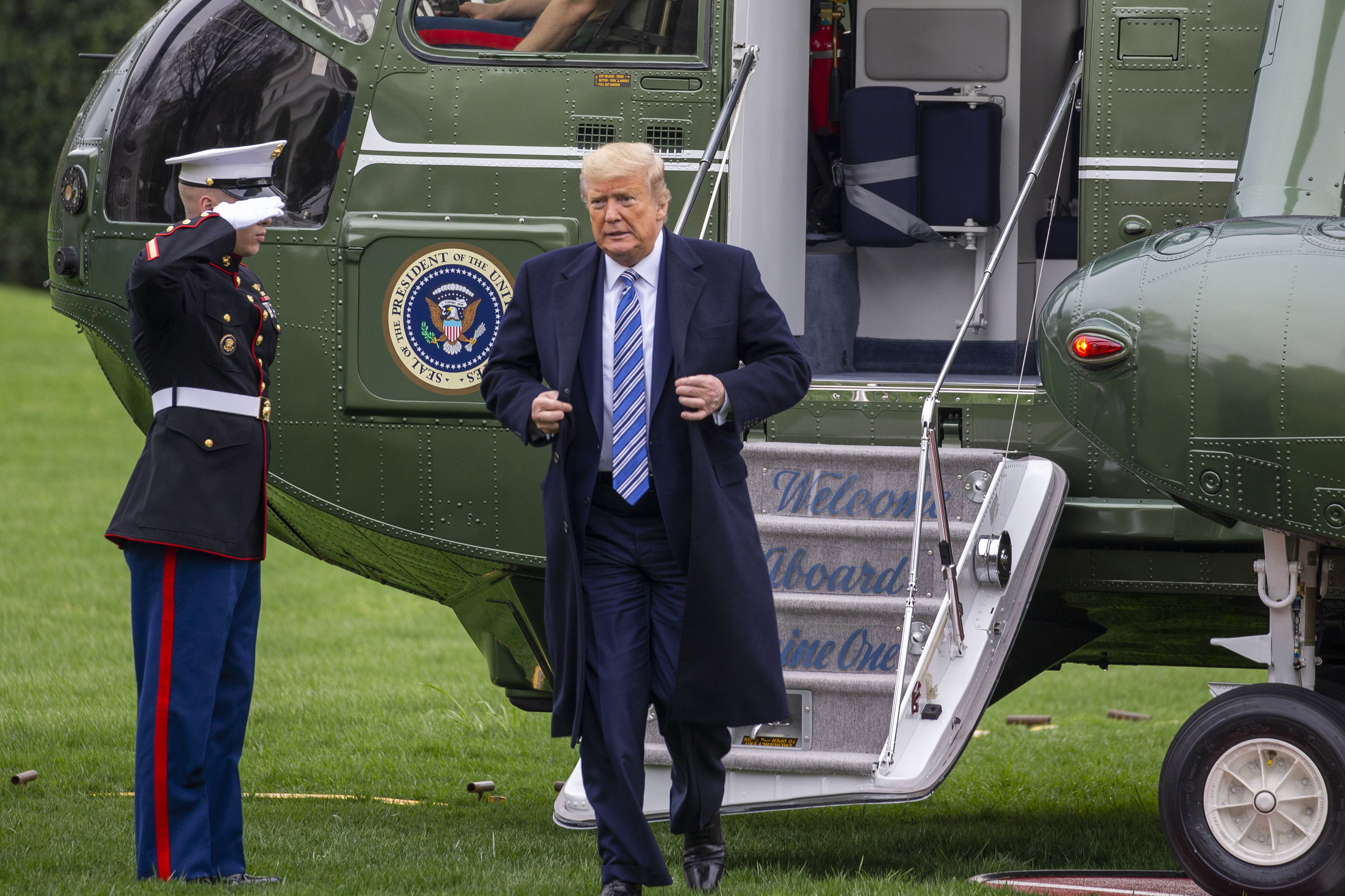 El presidente Donald  Trump analiza imponer una cuarentena en Nueva York por el coronavirus. (Foto Prensa Libre: EFE)