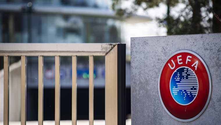 La UEFA informó que decidió adelantar los pagos porque algunos clubes enfrentan problemas económicos por la crisis. (Foto Prensa Libre: EFE)