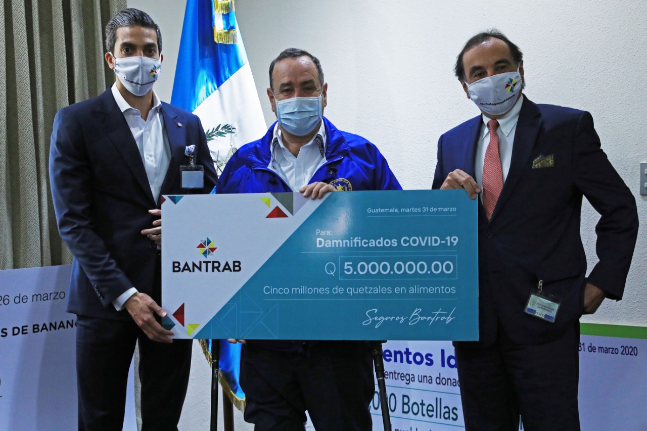 Bantrab realizó un donativo económico para la lucha contra el coronavirus. (Foto Prensa Libre: cortesía Bantrab)