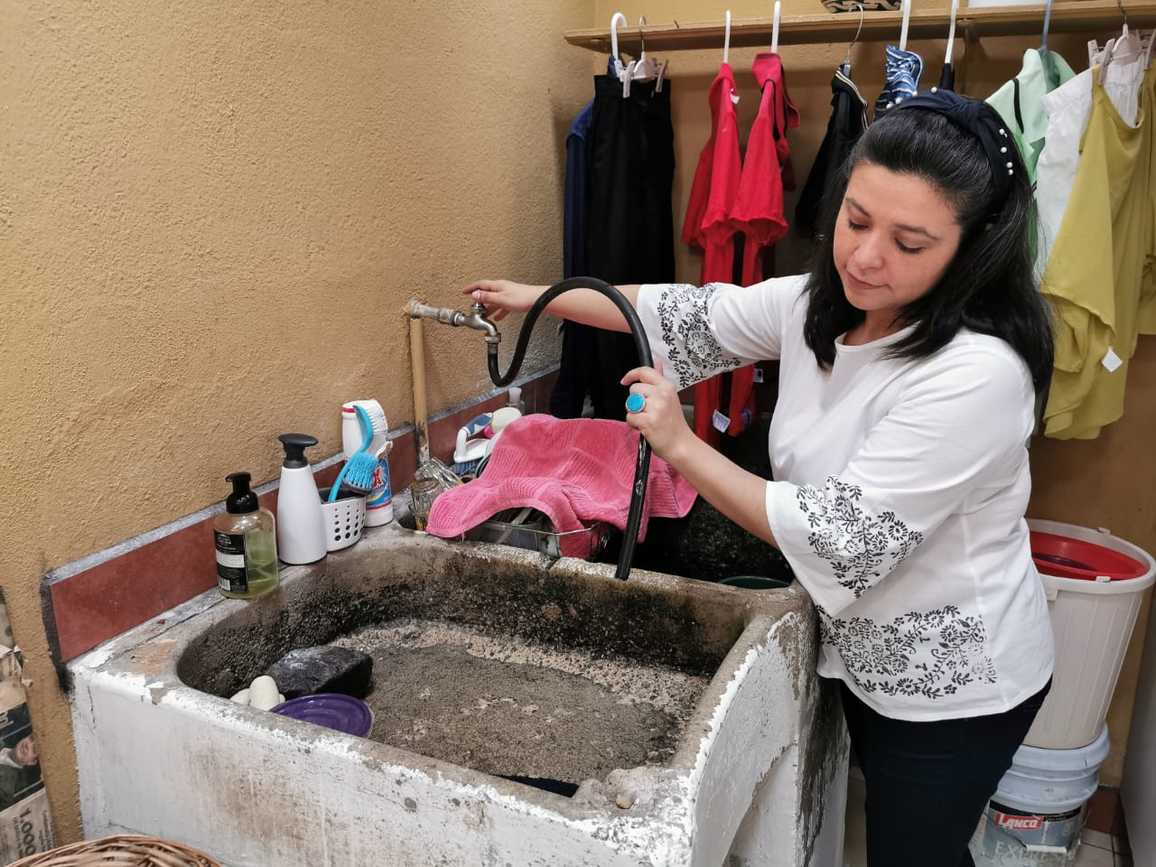 Vecinos de la colonia Arrivillaga en la zona 5, son de los afectados por la falta de agua. (Foto Prensa Libre: Érick Ávila).