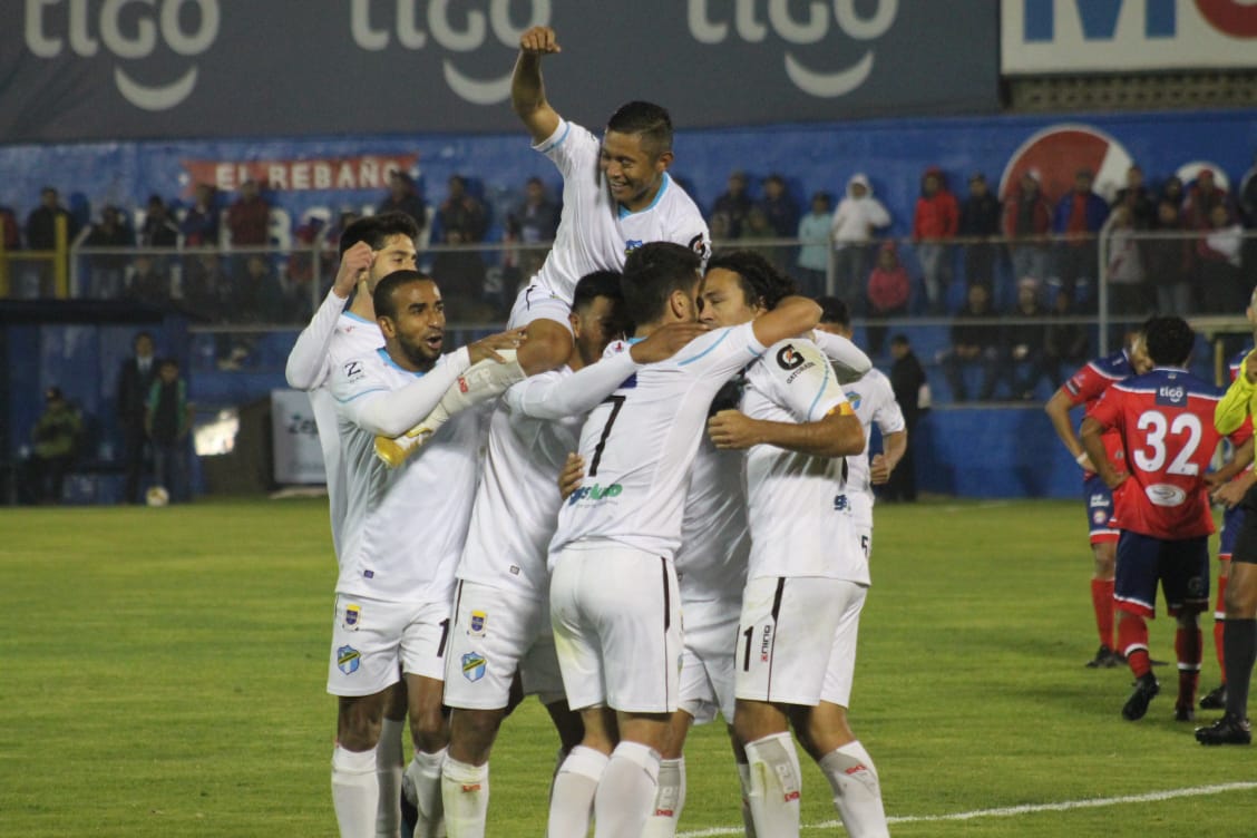¿Qué equipo lidera la tabla histórica del futbol guatemalteco?