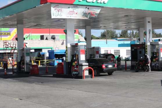 El servicio de gasolineras es normal en las estaciones, pero se limitan al autoservicio. Foto Prensa Libre: Érick Ávila 