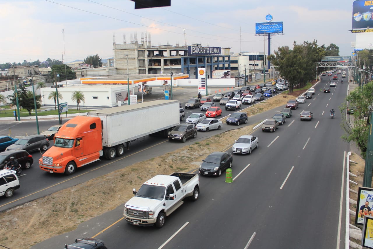 Varios factores complicaron el tránsito esta tarde en la ciudad de Guatemala. Foto Prensa Libre: Byron García