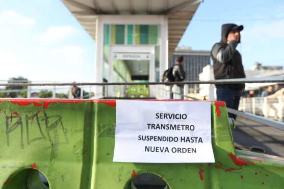 El servicio de transporte público paró sus labores ante el anuncio, entre ellos el de TRANSMETRO que proporcional a Municipalidad de Guatemala. Foto Prensa Libre: Érick Ávila