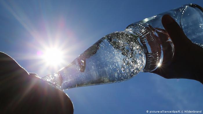 Influencers afirman que se puede vivir sin agua. (Foto Prensa Libre: DW.COM).