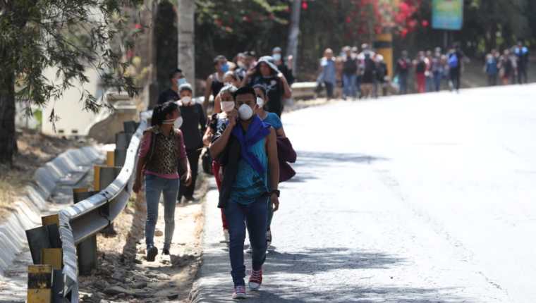 Jóvenes salen de sus trabajos en Mixco. (Foto Prensa Libre: Érick Ávila)