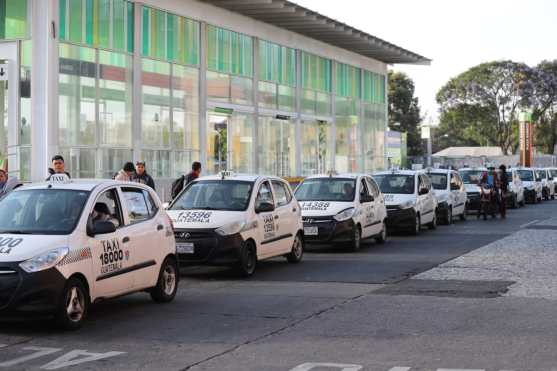 En las estaciones del Transmetro se ubicaron varios taxis para poder trasladar a los transeúntes. Foto Prensa Libre: Érick Ávila