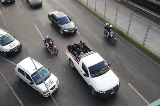 Otras personas se movilizaron en picop a sus destinos. Foto Prensa Libre: Érick Ávila