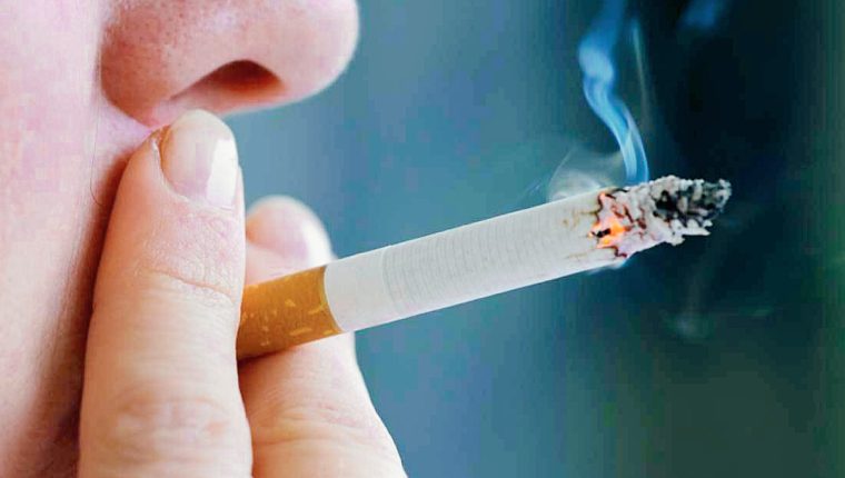 El cigarrillo debilita al fumador ante el covid-19, pero también a los demás que inhalan el humo. (Foto Prensa Libre: Hemeroteca PL)