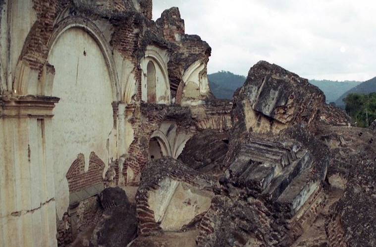 Terremotos en el siglo XVIII destruyeron la actual Antigua Guatemala. (Foto Prensa Libre: Hemeroteca PL)