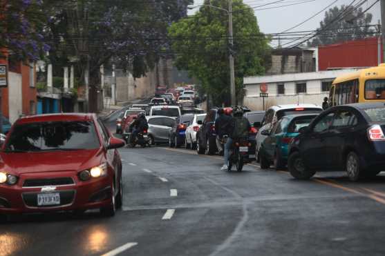 La lluvia que cayó en la capital complicó también el regreso de las personas a sus viviendas antes del toque de queda. Foto Prensa Libre: Carlos Hernández