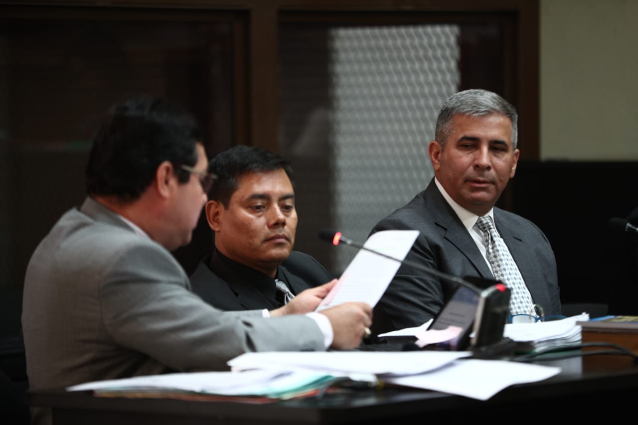 Dos de los abogados de Erick Melgar Padilla conversan al finalizar la audiencia en que revelaron que una "cúpula militar" respaldó al gobierno de Jimmy Morales. (Foto Prensa Libre: Carlos Hernández)