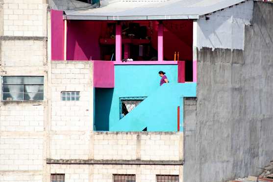 Dentro de sus casas, las personas realizaban sus actividades. Foto Prensa Libre: Óscar Rivas