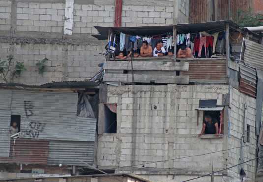 Familias veían los alrededores que se mantienen en calma después de las cuatro de la tarde. Foto Prensa Libre: Óscar Rivas