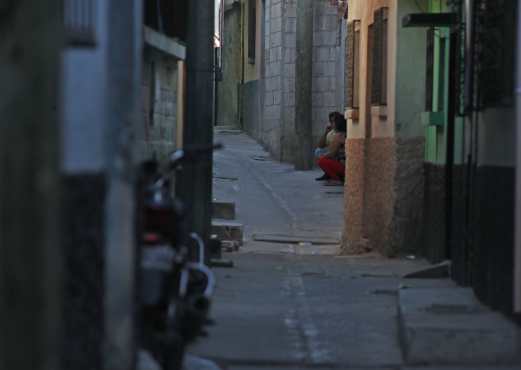 Por los callejones de colonia Loudes I algunas personas platicaban frente a sus casas. Foto Prensa Libre: Óscar Rivas