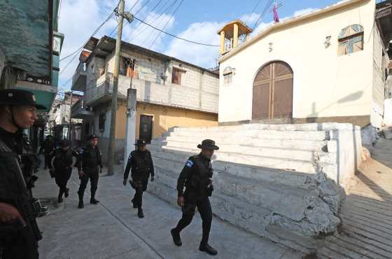 La iglesia católica permanecía cerrada. Foto Prensa Libre: Óscar Rivas