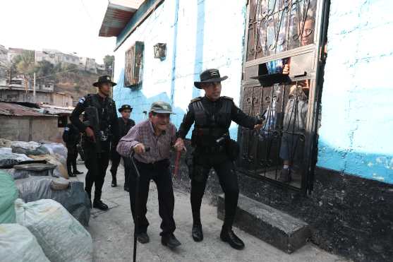 Pedro Alberto Tzun Izep de 91 años fue ayudado por los agentes de la Policía Nacional Civil para llegar a su vivienda. Foto Prensa Libre: Óscar Rivas