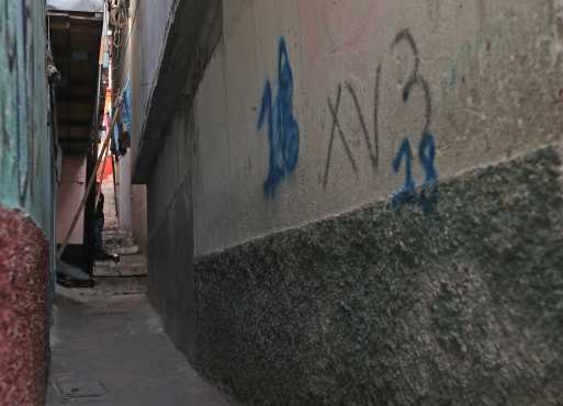 En algunos de los callejones había pintas y personas que no acataban la medida gubernamental. Foto Prensa Libre: Óscar Rivas