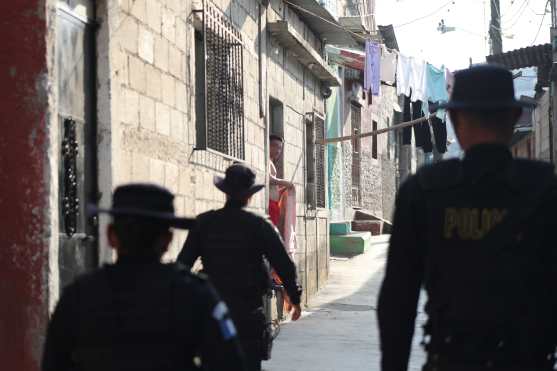 Algunos vecinos no ingresaban a sus viviendas pero los agentes les solicitaban que ingresaran y cerraran sus puertas. Foto Prensa Libre: Óscar Rivas