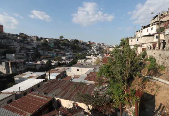 En "la Limonada" hay varios callejones con gradas que comunican entre las colonias que integran el asentamiento. Foto Prensa Libre: Óscar Rivas