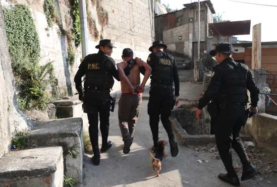 Una persona en estado de ebriedad fue detenido por los agentes. Foto Prensa Libre: Óscar Rivas