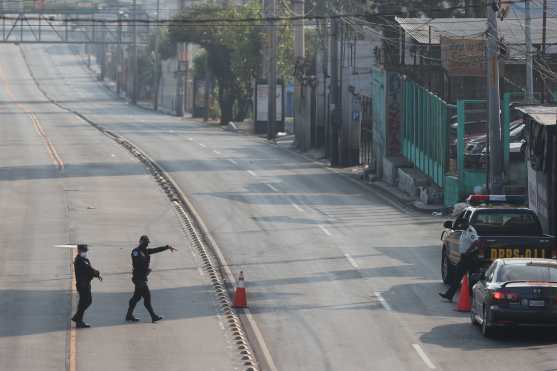 Agentes de la Policía Nacional Civil mantienen retenes en varios sectores para evitar que las personas incumplan el toque de queda. Foto Prensa Libre: Óscar Rivas