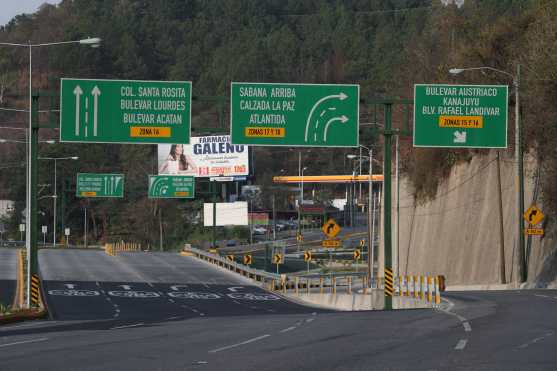 El paso a desnivel en cuatro caminos que une las zonas 5, 16 y 17, luce desierto un fin de semana. Foto Prensa Libre: Óscar Rivas