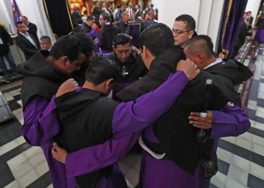 Después de la misa de las 7 de la mañana, cada comisión de la Hermandad realiza una oración antes de que salga el cortejo. Foto Prensa Libre: Óscar Rivas