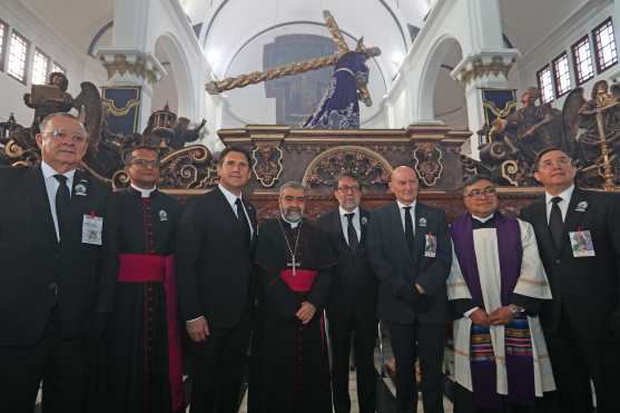 Durante el turno de Honor Salida participaron autoridades de la iglesia, diplomáticos y el alcalde de la Ciudad de Guatemala. Foto Prensa Libre: Óscar Rivas