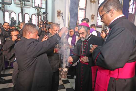 Monseñor José Parra realizó una oración y fue testigo del acto protocolario. Foto Prensa Libre: Óscar Rivas 