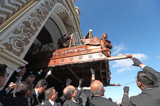 Durante la salida de la procesión el bolillo se eleva varios metros hasta que cae en las manos de los cargadores. Foto Prensa Libre: Óscar Rivas