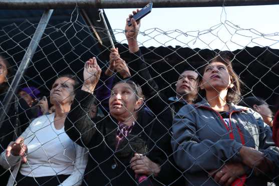 Varias personas conmovidas observan el paso del nazareno en la 18 calle, zona 1. Foto Prensa Libre: Óscar Rivas